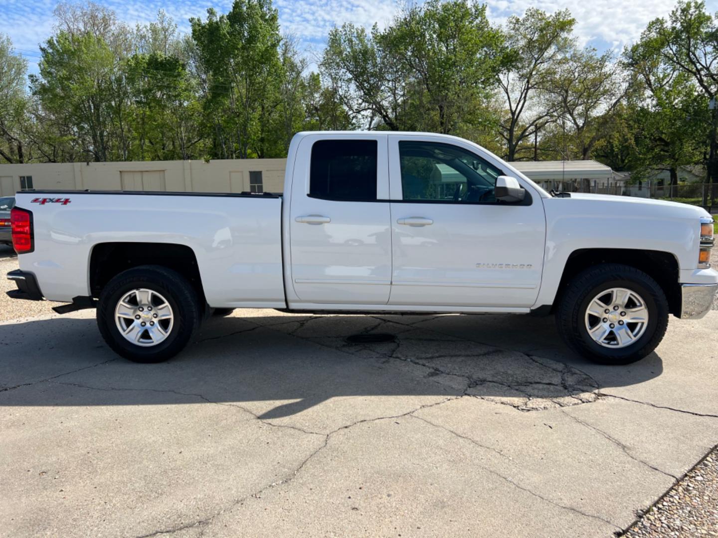 2015 White /Gray Chevrolet Silverado 1500 LT (1GCVKREC8FZ) with an 5.3 V8 engine, Automatic transmission, located at 4520 Airline Hwy, Baton Rouge, LA, 70805, (225) 357-1497, 30.509325, -91.145432 - 2015 Chevrolet Silverado 1500 Double Cab LT 4X4 5.3 V8 Gas, 200K Miles, Power Windows, Locks, Mirrors & Seat, Bed Cover, Tow Pkg. NO IN HOUSE FINANCING. FOR INFO PLEASE CONTACT JEFF AT 225 357-1497 CHECK OUT OUR A+ RATING WITH THE BETTER BUSINESS BUREAU WE HAVE BEEN A FAMILY OWNED AND OPERATED BUSIN - Photo#4